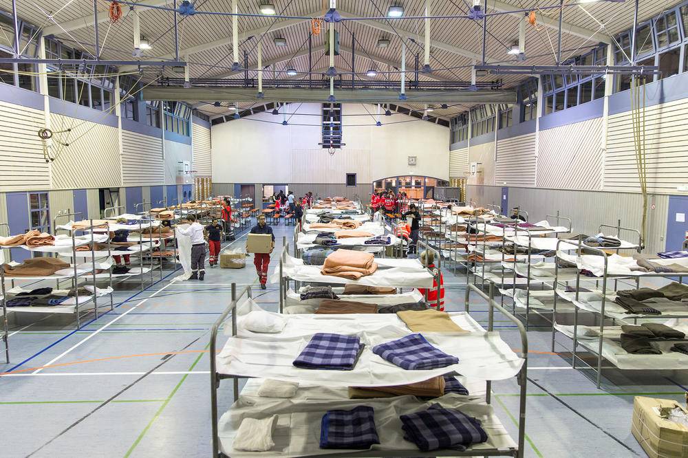 Keine Privatsphäre, geregelte Tagesabläufe, Angst vor körperlichen und sexuellen Übergriffen – dass sie fremdbestimmt sind und nicht frei entscheiden können, macht Flüchtlingen, die in Sammelunterkünften untergebracht sind, am meisten zu schaffen.
