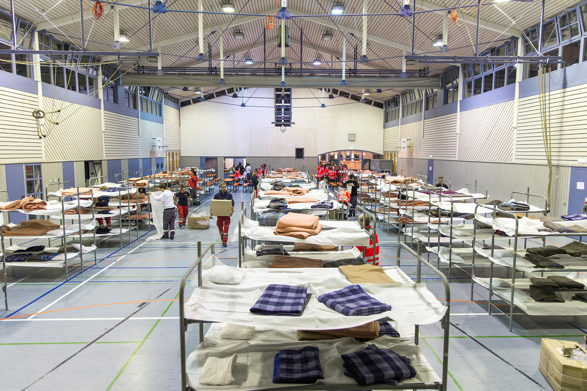 Keine Privatsphäre, geregelte Tagesabläufe, Angst vor körperlichen und sexuellen Übergriffen – dass sie fremdbestimmt sind und nicht frei entscheiden können, macht Flüchtlingen, die in Sammelunterkünften untergebracht sind, am meisten zu schaffen.