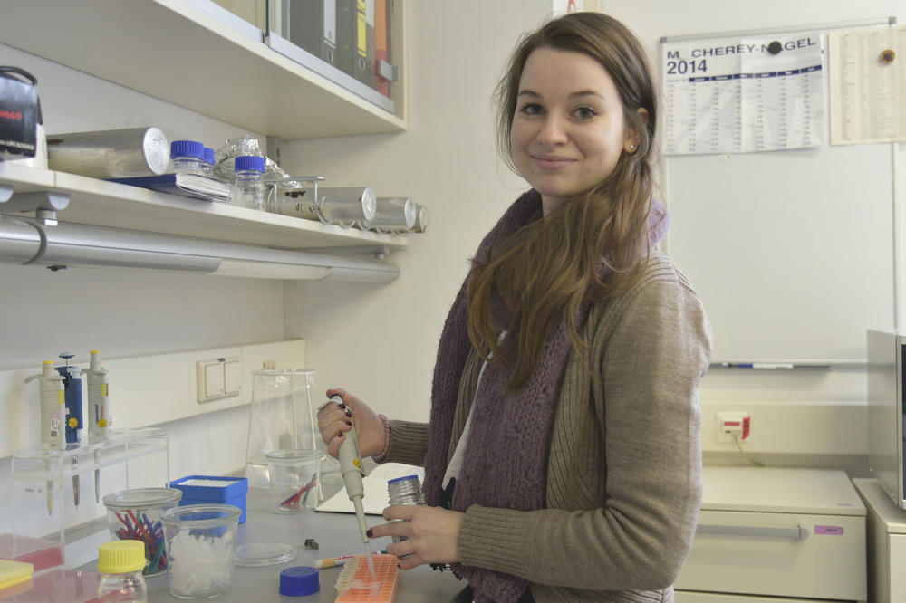 Die Laborarbeit gefällt Miriam Lohr an ihrem Biologiestudium besonders gut. Eine Zukunft als Wissenschaftlerin kann sie sich gut vorstellen.