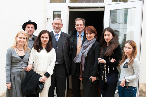 Prof. Dr. Michael Daxner (4. von links) und Dr. Jan Koehler (5. von links) gemeinsam mit Forscherinnen und Forschern aus Partneruniversitäten in Maikop, Naltschik, Abchasien und Batumi.