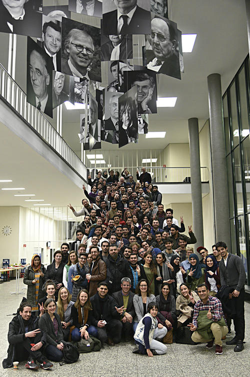 Zusammenrücken, bitte! Die Teilnehmerinnen und Teilnehmer des Studienkollegs, Organisatoren und Freunde im Foyer des Henry-Ford-Baus.