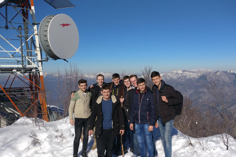 Netzwerken ganz analog: Schüler der albanischen Stadt Kazma mit den vier Auszubildenden der Freien Universität auf dem 1600 Meter hohen Berg Dajti bei Tirana.