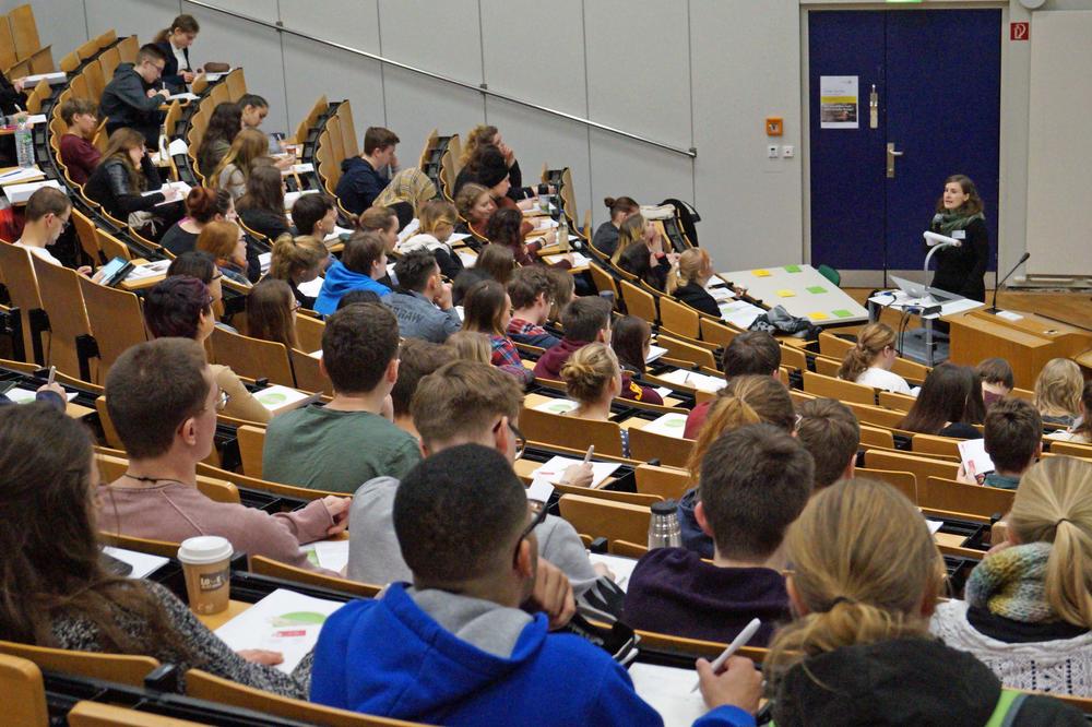 Dr. Eva Terzer, Geschäftsführerin der Dahlem School of Education der Freien Universität, begrüßte die etwa 200 Interessierten beim Zukunftscampus.