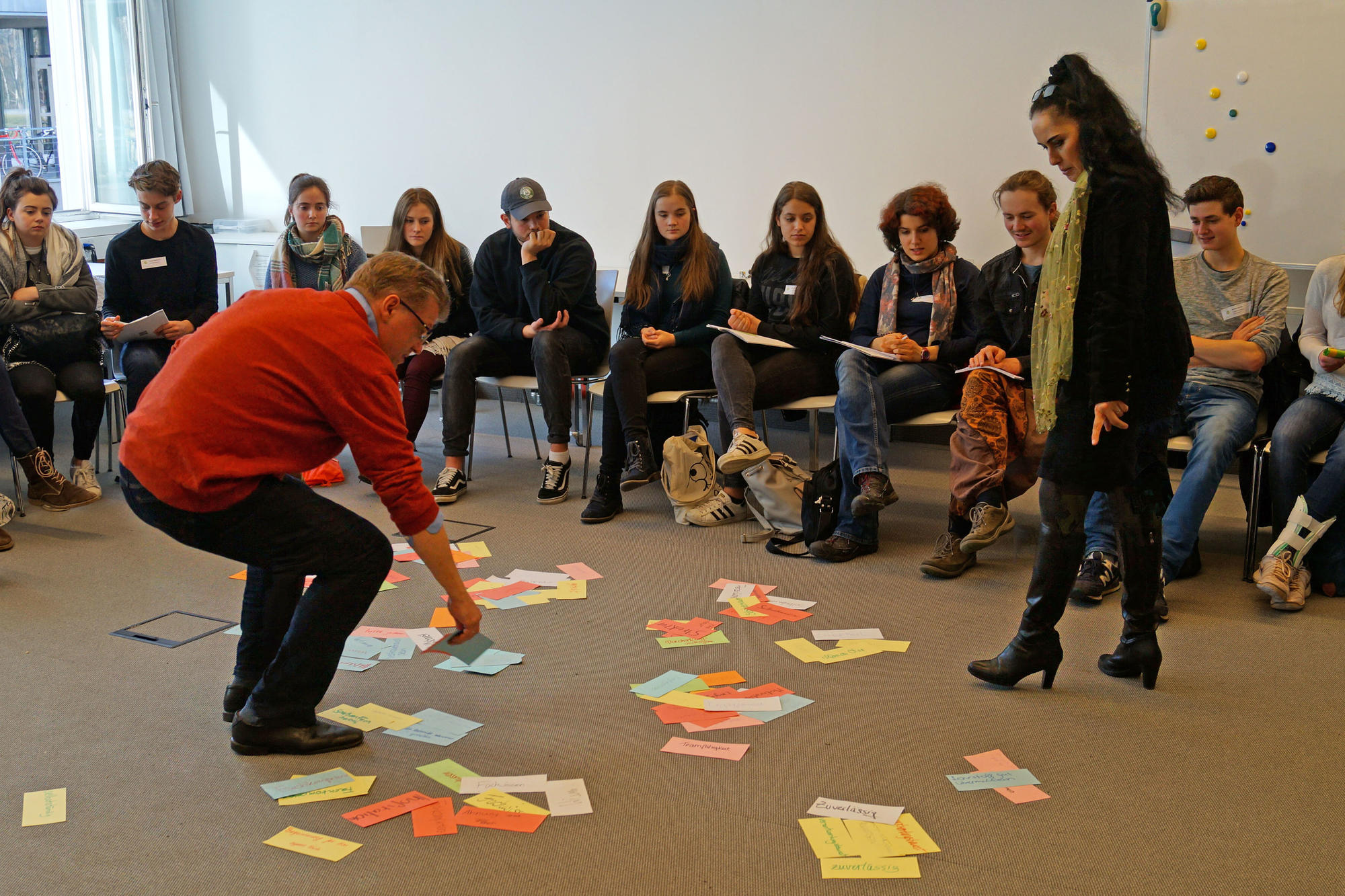 Während des Zukunftscampus konnten die Schülerinnen und Schüler an verschiedenen Workshops teilnehmen. Was macht eine gute Lehrkraft aus, fragen hier Mengü Özhan-Erhardt und Stefan Kipf.