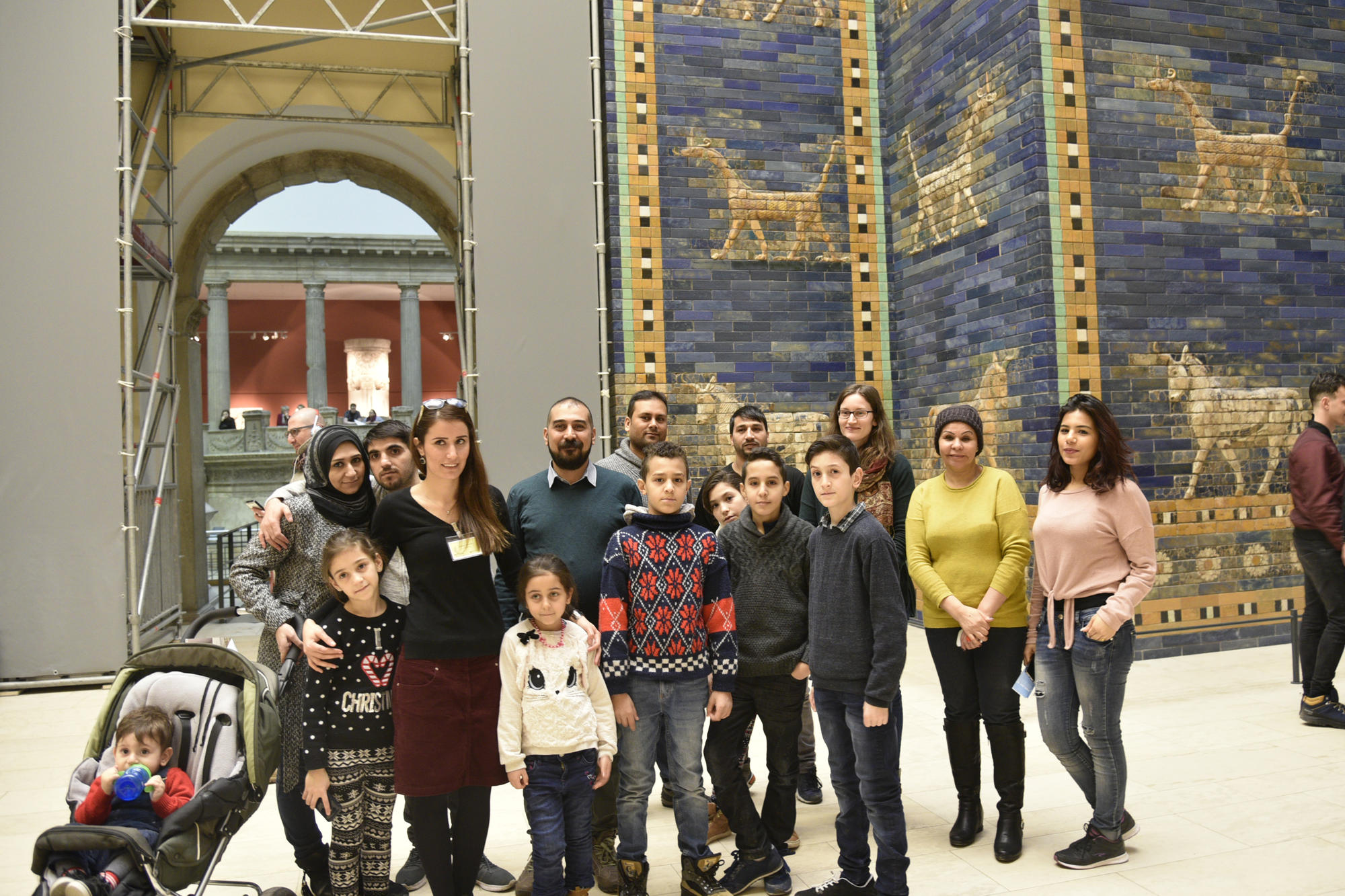 Im Pergamonmuseum finden sich jeden Samstag Geflüchtete ein, um an einer der „Multaka“-Führungen teilzunehmen. Guide Salama Kassem bietet ihre Tour durch das Museum für Islamische Kunst in vier Sprachen an: Arabisch, Kurdisch, Englisch und Deutsch.