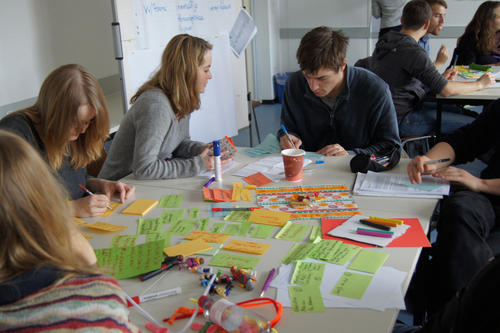 "Denken mit den Händen": Mit der Design Thinking-Methode suchen Studierende nach innovativen Projektideen. Auch in diesem Semester soll die Methode zum Einsatz kommen.