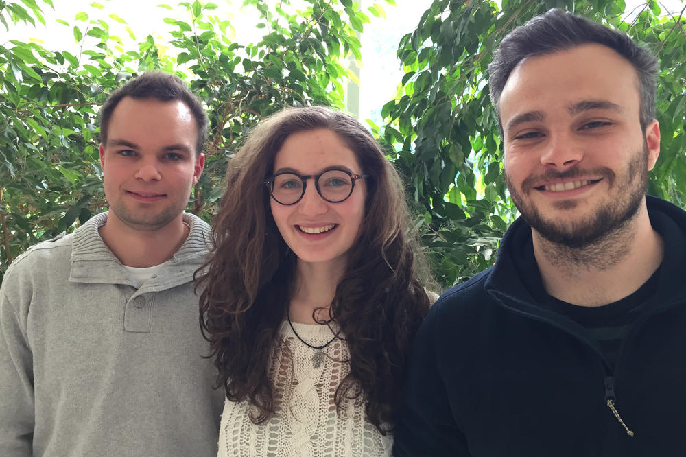 Beschäftigen sich auch jenseits des Studiums mit Biothemen: (v. l. n. r. ): Oliver Voigt, Bea Keweloh, Sebastian Höfer, das Organisationsteam der Reihe Biofilm.