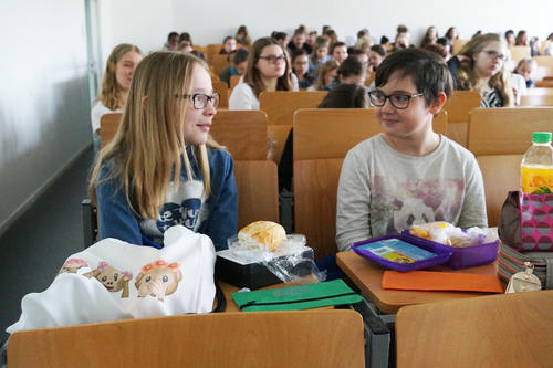 Frühstückspause für Lina und Marie, bevor ihr Workshop anfing.