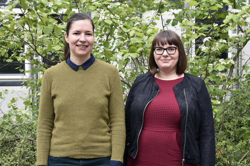 Kathleen Heft (links) und Melanie Bittner haben die Toolbox gemeinsam gestaltet. 