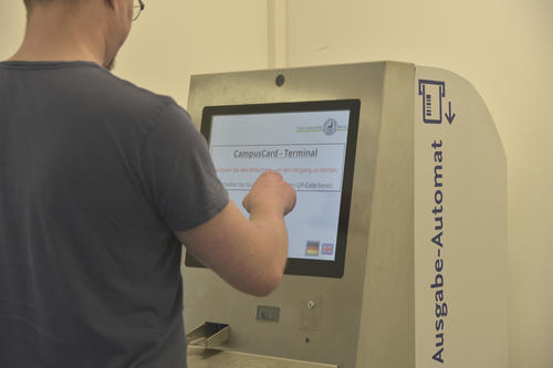 An drei Standorten auf dem Campus stehen Auflade- und Validierungsautomaten bereit: in Dahlem im Mensafoyer in der Silberlaube, in der UB (1. Stock) und im Studierenden-Service-Center. In Lankwitz und in Düppel steht jeweils ein Validierungsautomat.