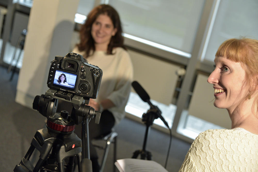 Katharina Wischmeyer (re.) und Sarah El-Richani (li.) beim Interview.
