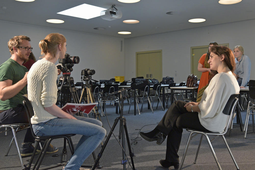 Vorbereitungen für das Interview zwischen Katharina Wischmeyer und Sarah El-Richani.