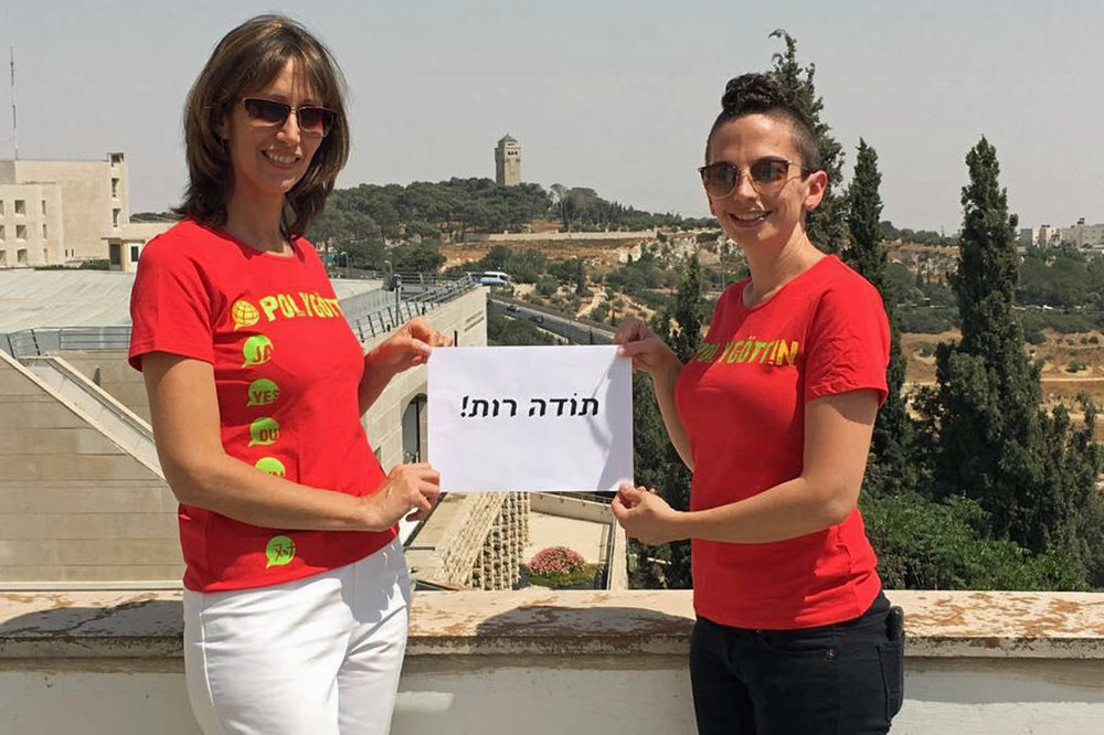 „Danke, Ruth!“ steht auf Hebräisch auf dem Schild geschrieben, das Ori Schachmon (li.) und Chaya Fischer (re.) in Jerusalem hochhalten – ein Dank an die Direktorin der Sprachenzentrums an der Freien Universität Ruth Tobias.
