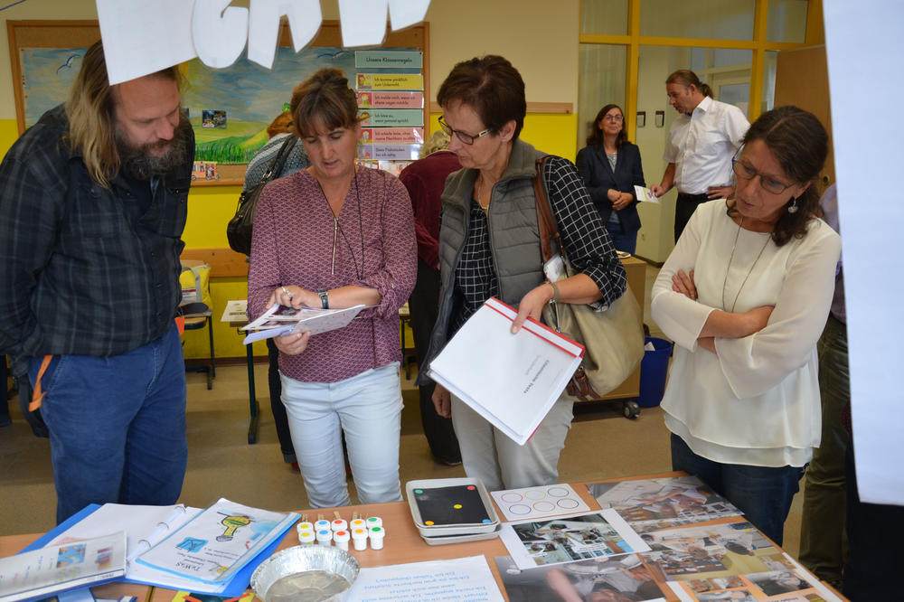 Grundschullehrerin Jeanette Helbig berichtet über die Umsetzung des TuWaS!-Projekts an der Bertolt-Brecht Grundschule in Schwedt.  Hinten: Bildungsstaatssekretär Dr. T. Drescher und die Koordinatorin von TuWaS! Brandenburg, Dr. M. Bünnige.