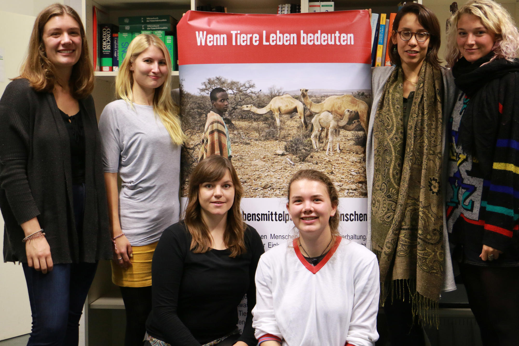 Veronica Duckwitz (2. v.l.), Angela Schug (3. v.l.) und weitere Studierende, Promovierende und Dozentinnen und Dozenten des Fachbereichs Veterinärmedizin organisierten einen Workshop zum One Health Day.