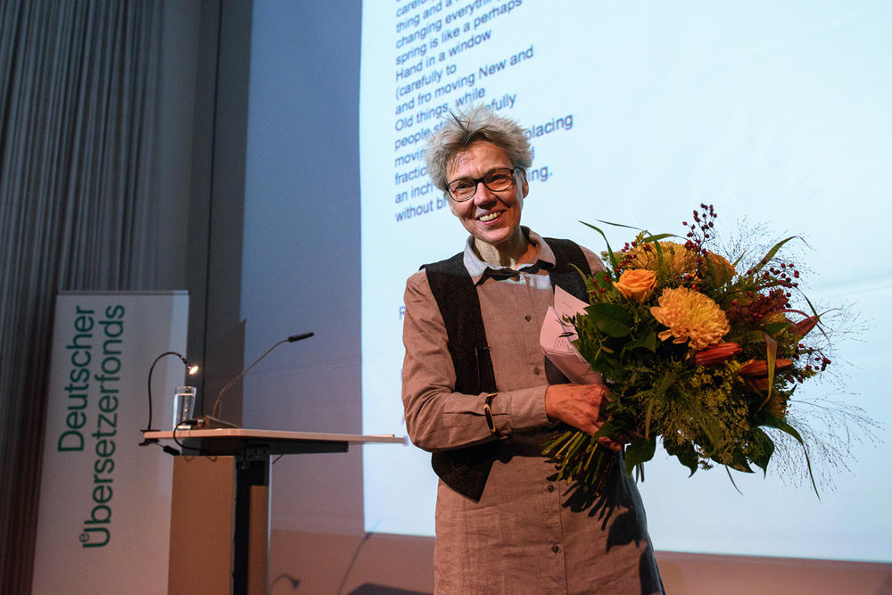 Die Schriftstellerin und Übersetzerin Esther Kinsky widmete sich in ihrer Antrittsvorlesung den Leerstellen, die zwischen Originaltext und Übersetzung verbleiben.