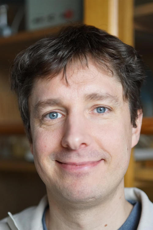 Sebastian Haase, promovierter Biophysiker und wissenschaftlicher Mitarbeiter in der Arbeitsgruppe Didaktik der Physik, hat die plattformübergreifende Web-Applikation auf Grundlage früherer Projekte entwickelt.
