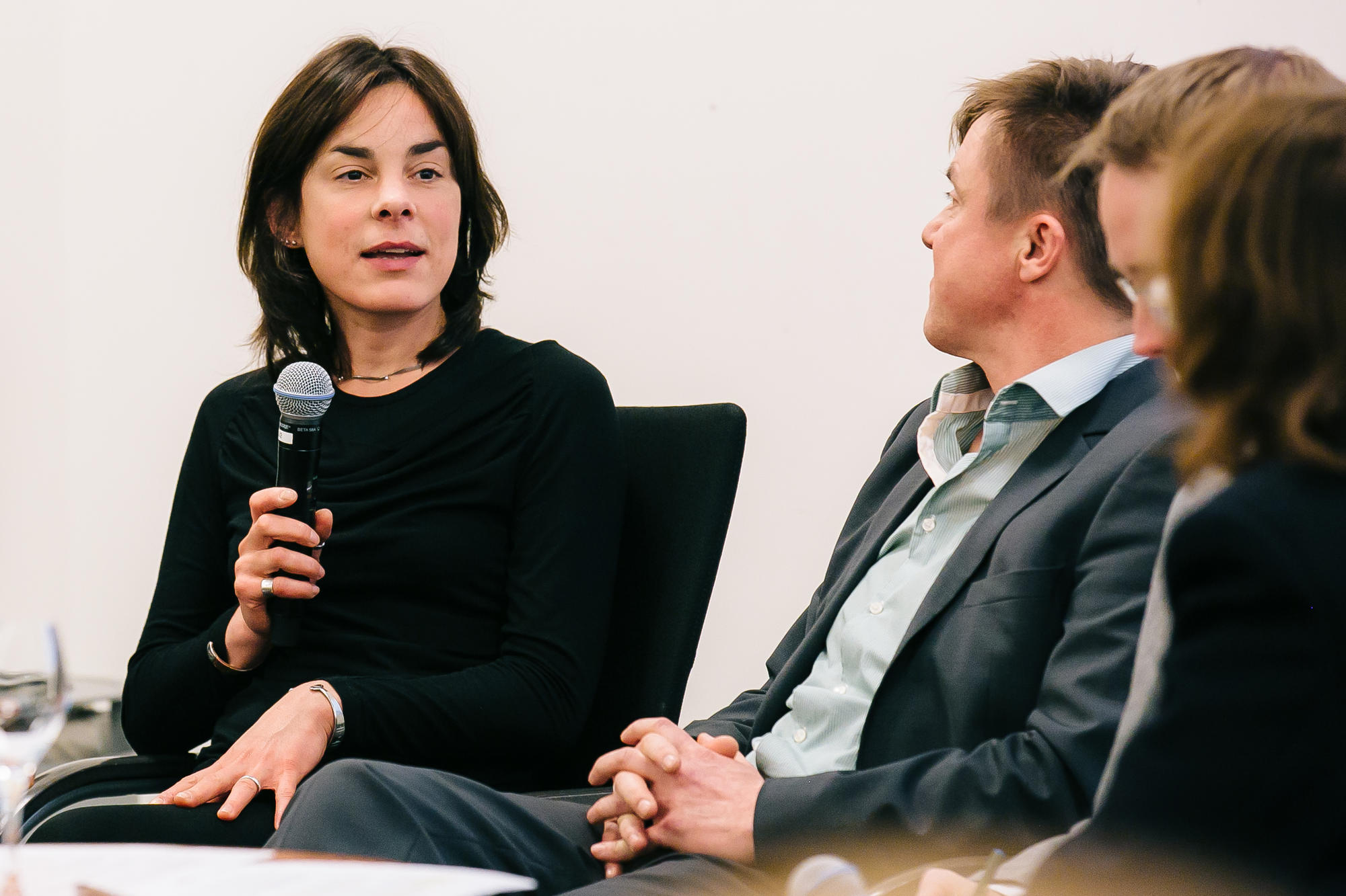 Bettina Engels, Professorin für Politikwissenschaft arbeitet mit digitalen Verfahren. Neben ihr Literaturwissenschaftler Burkhard Meyer-Sickendiek.