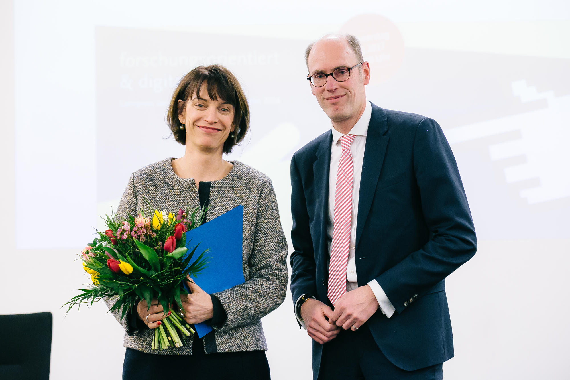 Jutta Müller-Tamm, Professorin für Literaturwissenschaft, wurde von Universitätspräsident Peter-André Alt für die hervorragende Betreuung von Promovierenden ausgezeichnet.
