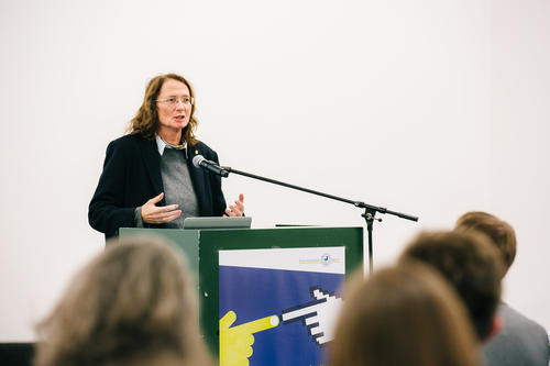 Brigitta Schütt, Vizepräsidentin der Freien Universität für Forschung und Professorin für Geographie, moderierte die Podiumsdiskussion.