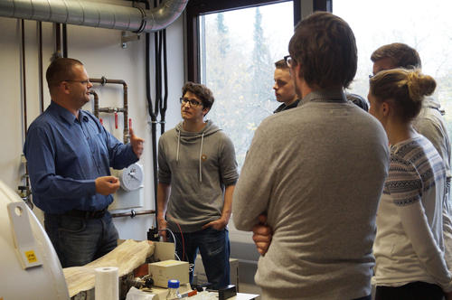 Professor Christoph A. Schalley erklärt den Studierenden die Arbeit mit dem Massenspektrometer.