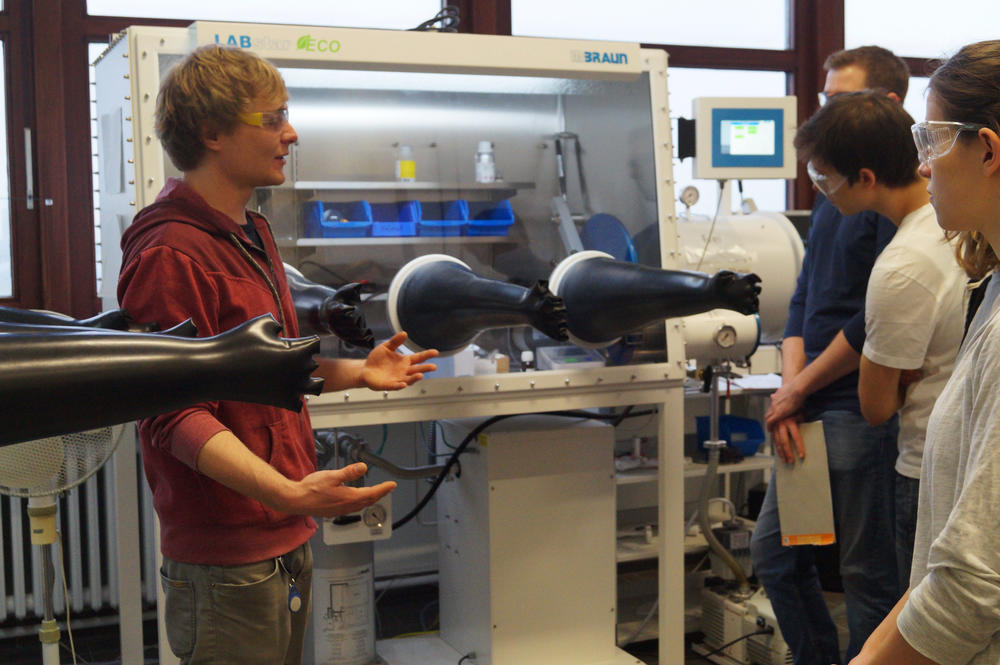 Beim Tag der offenen Labore konnten sich Chemie-Studierende ausführlich über die einzelnen Arbeitsgruppen informieren. Doktorand Jan Hendrick Nissen zeigte die Labore der AG Hasenstab-Riedel im Bereich der Anorganischen Chemie.