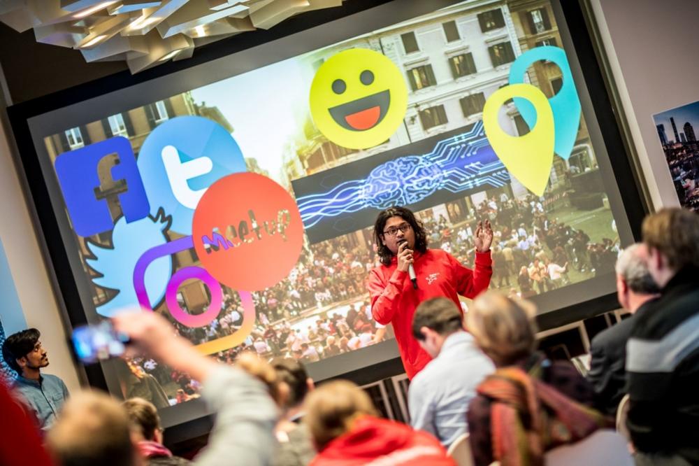 Das Team CityBuzzer entwickelte einen Prototypen, der Mobilitätsbedarf anhand von Social-Media-Aktivitäten misst und wurde mit dem ersten Preis ausgezeichnet. Im Februar kann das Team die Idee beim Mobile World Congress in Barcelona vorstelllen.