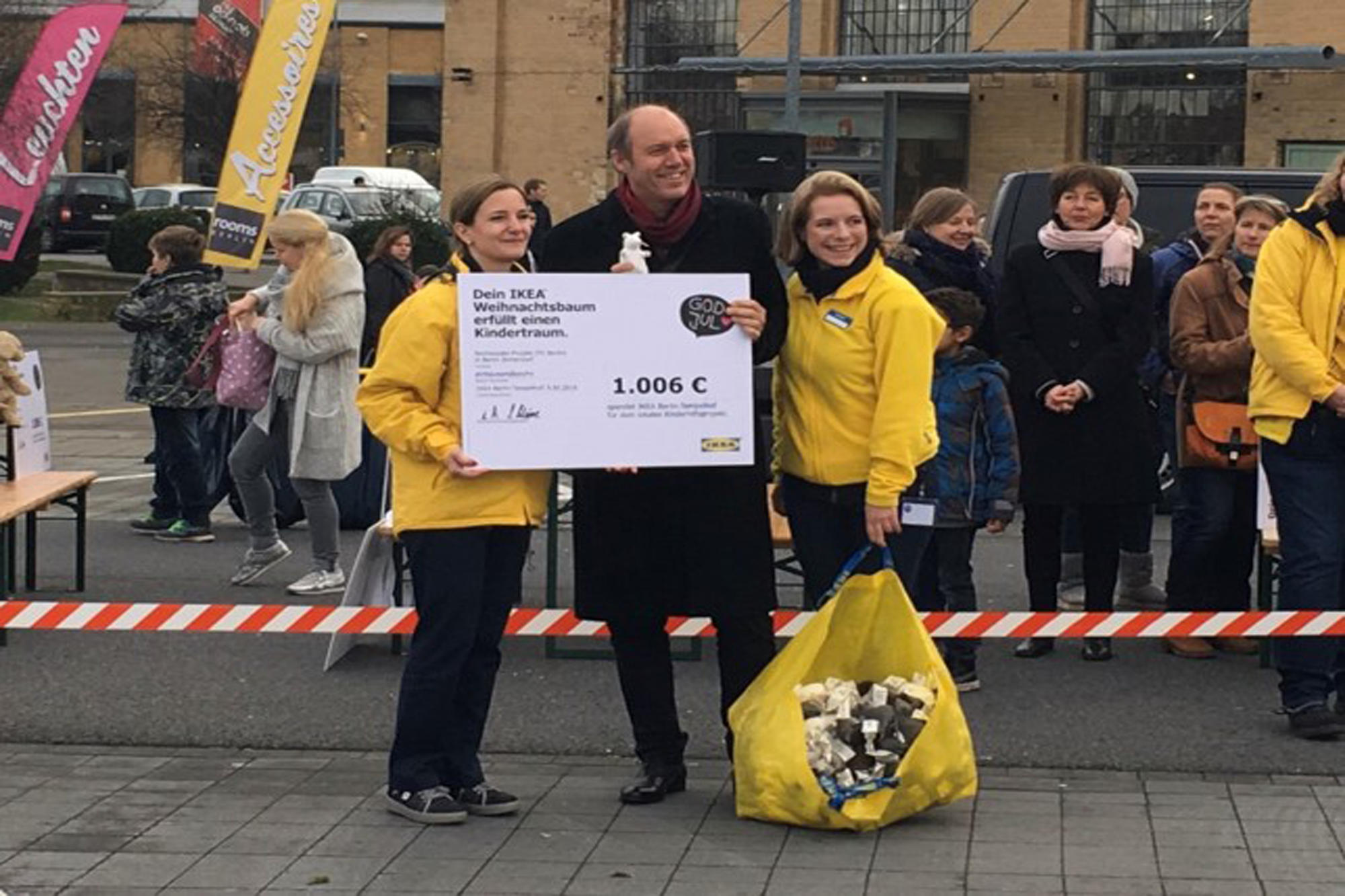 Johannes Hinkelammert (Mitte) bei der Spendenübergabe des Möbelkonzerns IKEA an das Rechenpaten-Projekt.