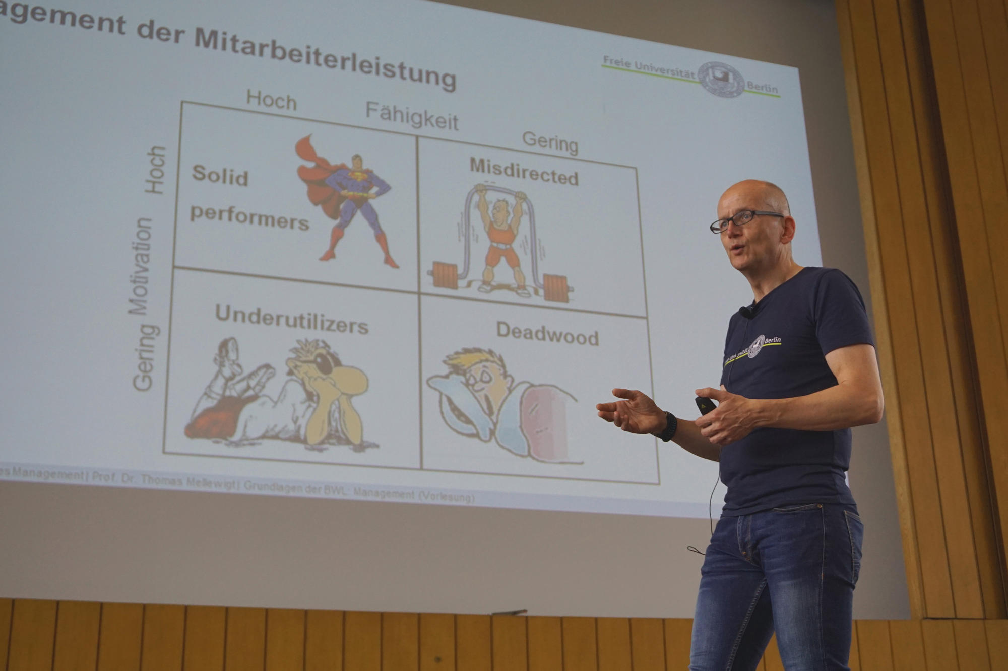 Wirtschaftswissenschaftsprofessor Thomas Mellewigt wirbt aus Überzeugung für das Fach BWL. Hier erläutert er das Fachgebiet Personalmanagement.