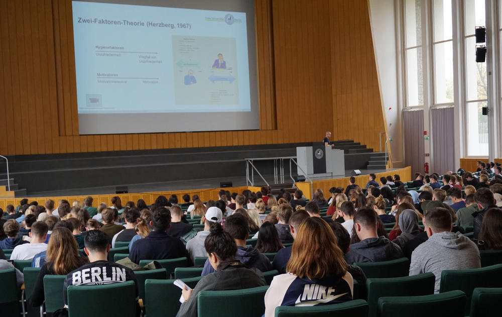 Womit werde ich es im BWL-Studium zu tun haben? Die Einführungsvorlesung ist in diesem Semester zum ersten Mal als mehrtägigie Blockveranstaltung veranstaltet worden.