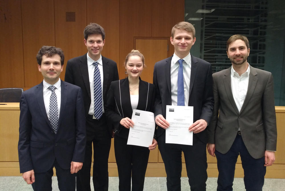 Iuliia Voronova und Julian Westphal mit Prof. Dr. Felix Hartmann, ihrem akademischen Leiter (ganz links), und den Team-Coaches Thomas Höppel (2. v. l.) und Gero Thole (ganz rechts).