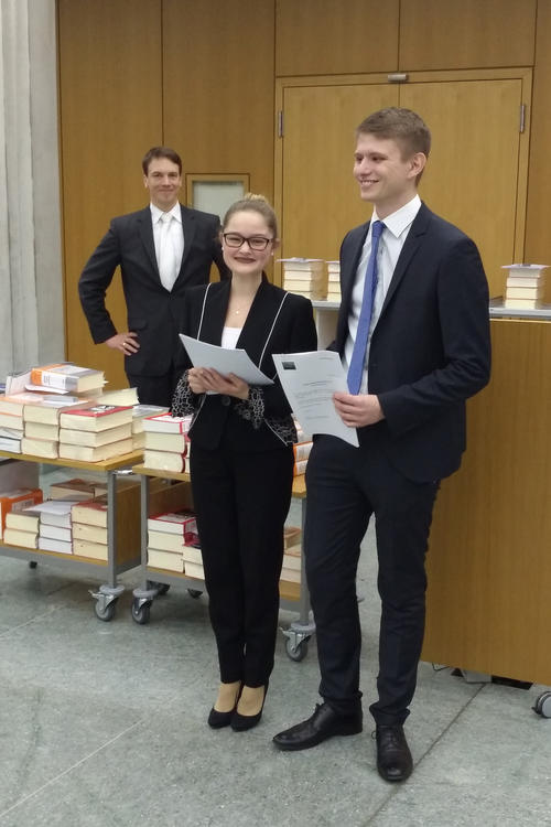 Für ihre überzeugende Leistung erhielten die beiden Studierenden großzügige Buchpreise, die von juristischen Verlagen gestiftet worden waren.