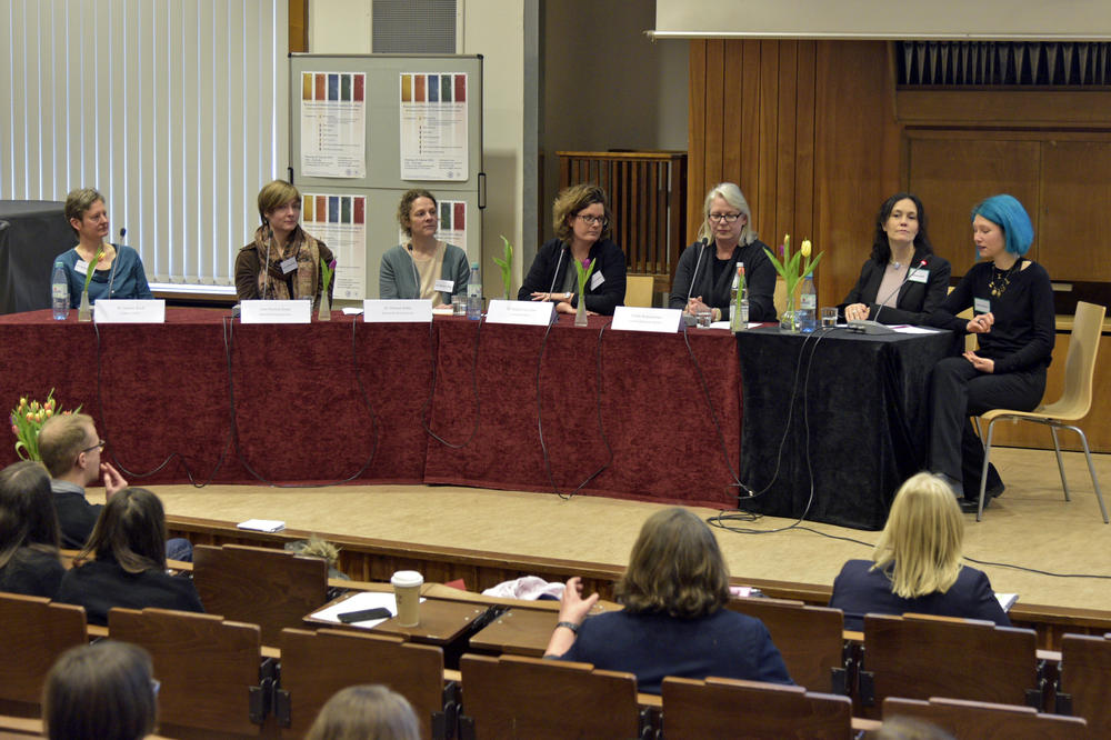 Vertreterinnen von Berliner Kunst- und Kultureinrichtungen stellten ihre persönlichen Karrierewege vor (v.l.): Nadine Riedl, Jana Martina Kopp, Miriam Kühn, Sonja Longolius und Ulrike Kretzschmar sowie die beiden Moderatorinnen.