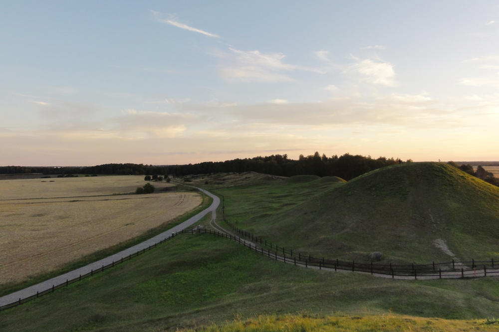 Studierende der Landschaftsarchäologie beschäftigen sich mit Spuren, die Menschen in Böden hinterlassen haben, wie dieser königliche Grabhügel auf dem „Uppsala Os“, einer Aufschüttung aus der Weichsel-Eiszeit (ca. 10.730 - 74.000 v.Chr.) in Schweden.