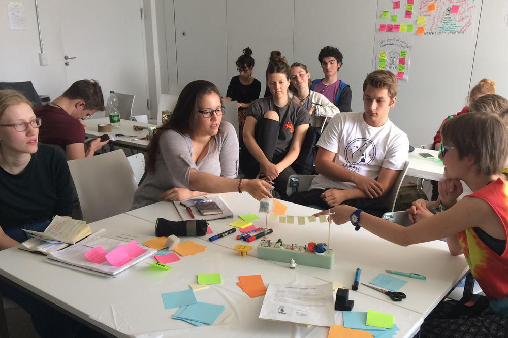 Nachhaltigkeit planen: Im Rahmen des ABV-Seminars „Projektmanagement für eine nachhaltige Entwicklung” entwickeln Studierende aus verschiedenen Fächern Projekte, die bei den Hochschultagen gezeigt werden. Hier ein Bild des Design Thinking Workshops.