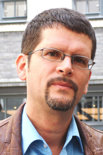 Hansjörg Dilger ist Professor für Sozial- und Kulturanthropologie an der Freien Universität und Leiter der Arbeitsstelle Medical Anthropology.