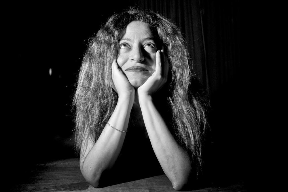 Nora Amin hat die Valeska-Gert-Gastprofessur inne. Im Wintersemester 2004/05 war die Tänzerin, Choreografin und Schriftstellerin bereits als Samuel-Fischer-Gastprofessorin für Literatur an der Freien Universität.