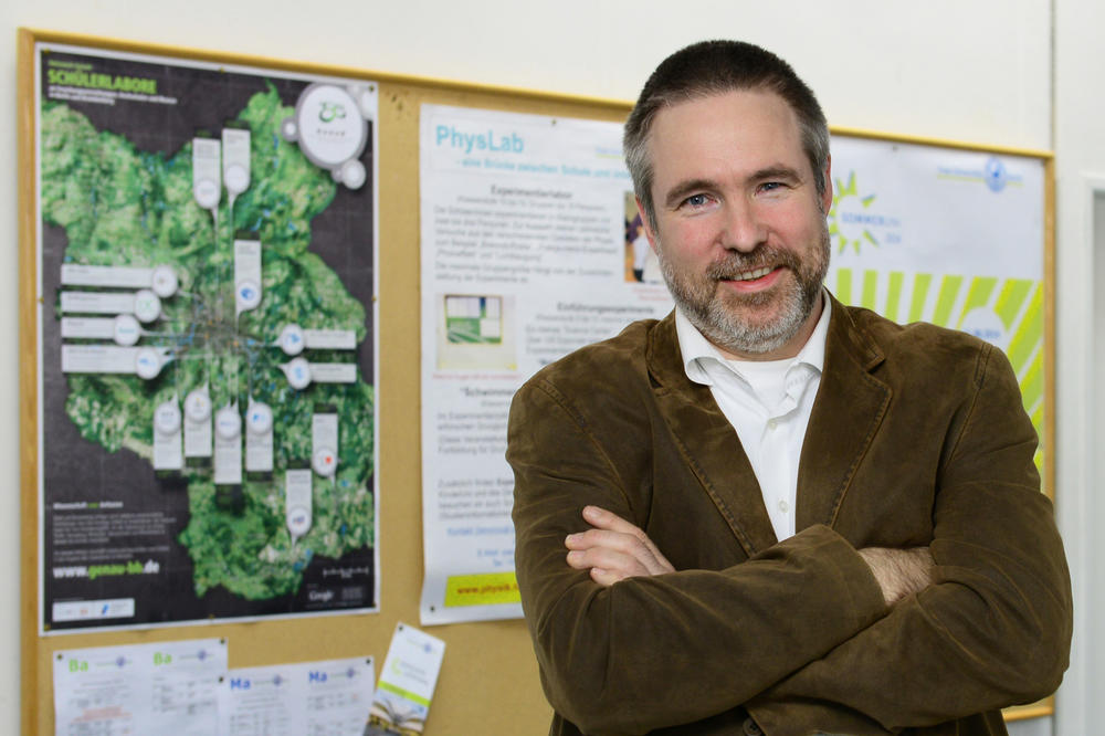 Jörg Fandrich war Physiklehrer, bevor er 2003 als wissenschaftlicher Mitarbeiter an den Fachbereich Physik der Freien Universität Berlin kam.