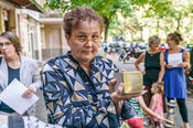 Pamela Dernham hält den Stein ihrer jüdischen Urgroßmutter Amelie Merory. Sie und ihr Ehemann Isidor stammten ursprünglich aus Schlesien und siedelten noch vor der Jahrhundertwende nach Berlin über. 1942 wurde sie nach Riga deportiert und ermordet.
