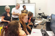 Maja Lasić (vorn, 4. v. l., bildungspol. Sprecherin der Berliner SPD-Fraktion) konnte sich bei der Sommeruni davon überzeugen, wie das große Angebot und der Austausch mit Wissenschaftlerinnen und Wissenschaftlern Schülerinnen und Schüler begeistert.