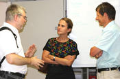 Maja Lasić mit J. Fandrich (l.) und R. Reimers (r.) vom PhysLab der Freien Universität. Das Schülerlabor gehört zu dem vom Senat geförderten berlin-brandenburgischen Netzwerk GenaU (Gemeinsam für naturwissenschaftlich-technischen Unterricht).