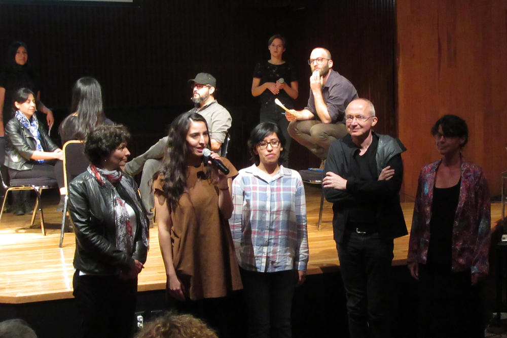 Abschlussworte des Organisationsteams (v.l.n.r.): Susana González Aktories (UNAM), Cinthya García Leyva (UNAM/ACT), Miriam Torres (UNAM), Georg Witte und Barbara Ventarola (beide Freie Universität). Im Hintergrund wird eine Performance vorbereitet.