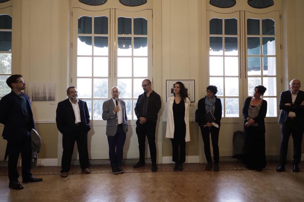 Eröffnungsworte im Kulturhaus Casa del Lago, gesprochen von dessen Leiter José Wolffer. Auf dem Bild zu sehen sind zudem Vertreterinnen und Vertreter der Universidad Nacional Autónoma de México und des Peter Szondi-Instituts der Freien Universität.