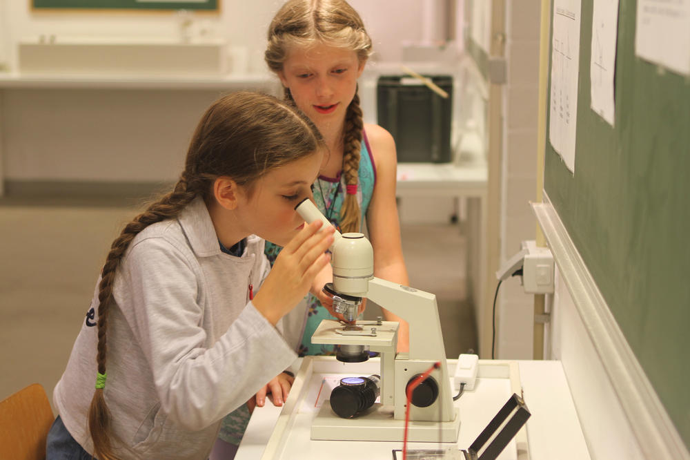 ... experimentierten im PhysLab der Freien Universität...