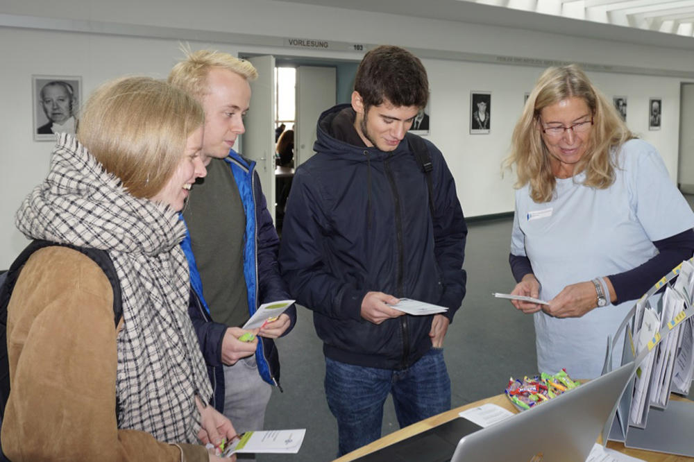 Gut beraten von Anfang an: Erstsemesterstudierende informieren sich an der mobilen Bibliothekstheke über das Kursprogramm ihrer Fachbibliothek.
