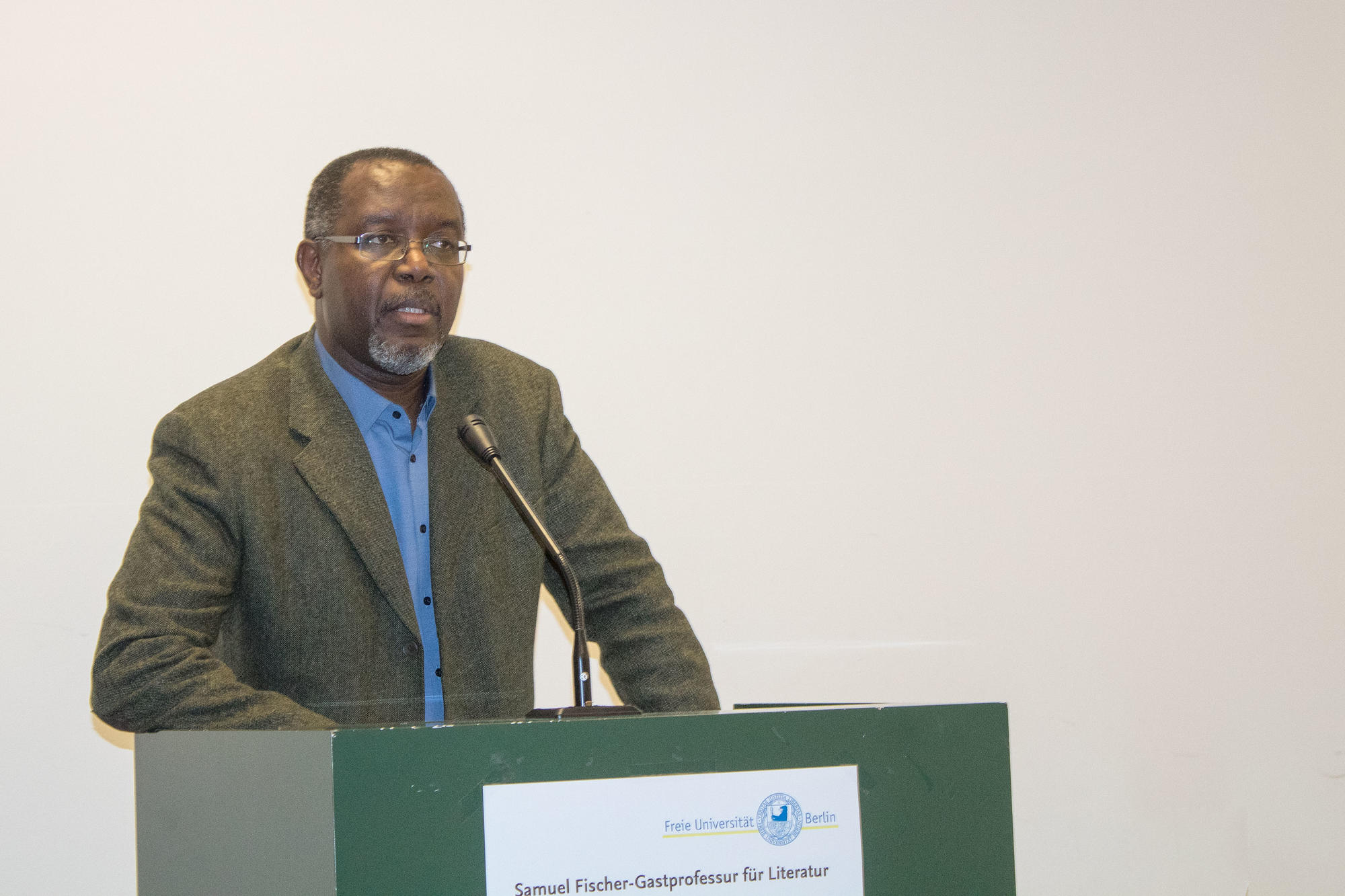 Louis-Philippe Dalembert setzt sich in seiner Literatur mit der haitischen Kultur- und Kolonialgeschichte auseinander und verknüpft sie mit der Weltgeschichte.