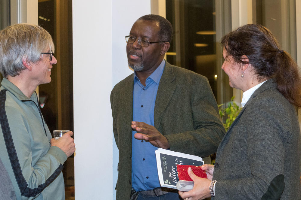 Beim anschließenden Empfang: Louis-Philippe Dalembert mit Professorin Claudia Olk (r.) und Professor Michael Gamper vom Peter-Szondi-Institut der Freien Universität.