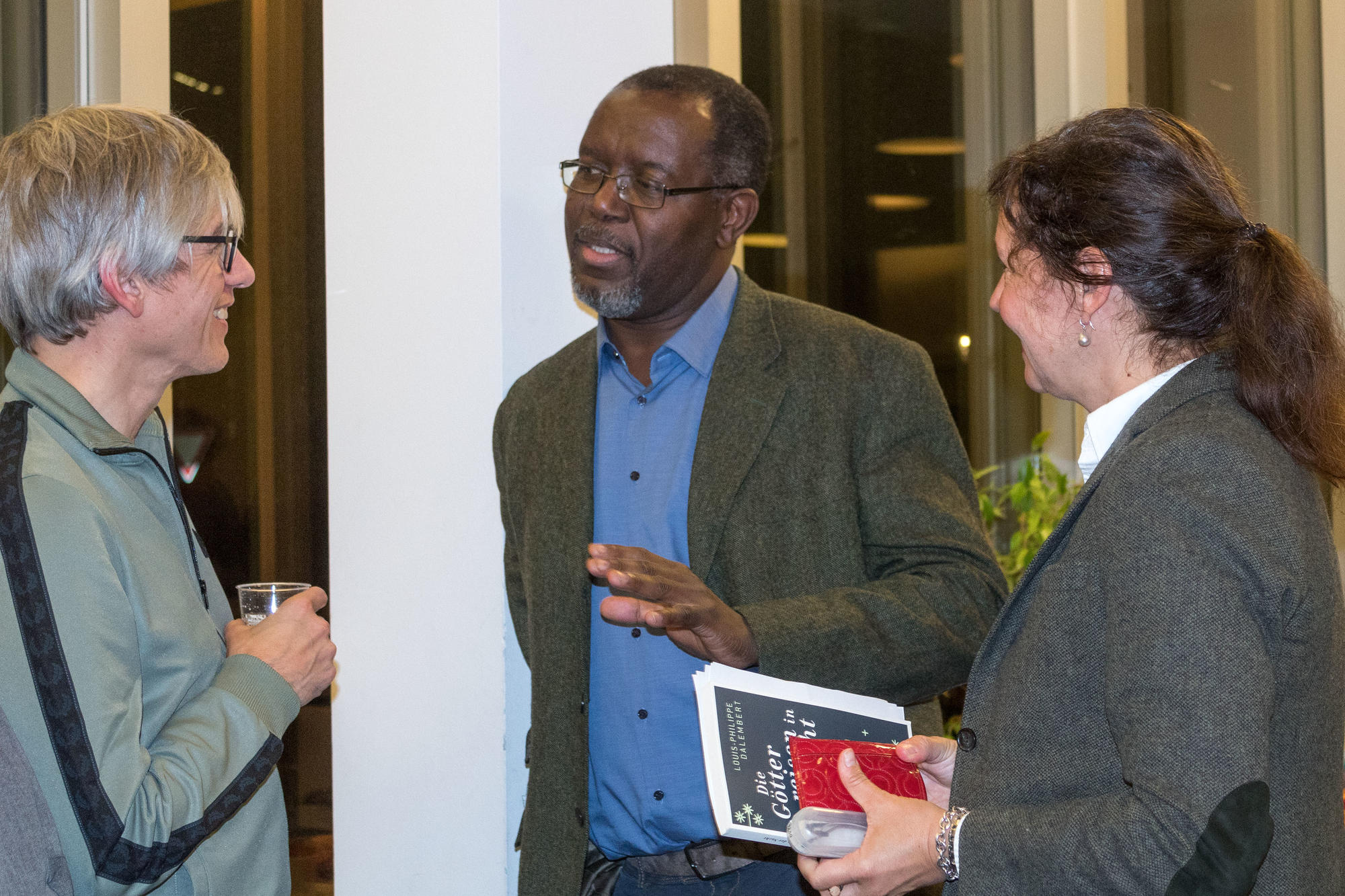 Beim anschließenden Empfang: Louis-Philippe Dalembert mit Professorin Claudia Olk (r.) und Professor Michael Gamper vom Peter-Szondi-Institut der Freien Universität.