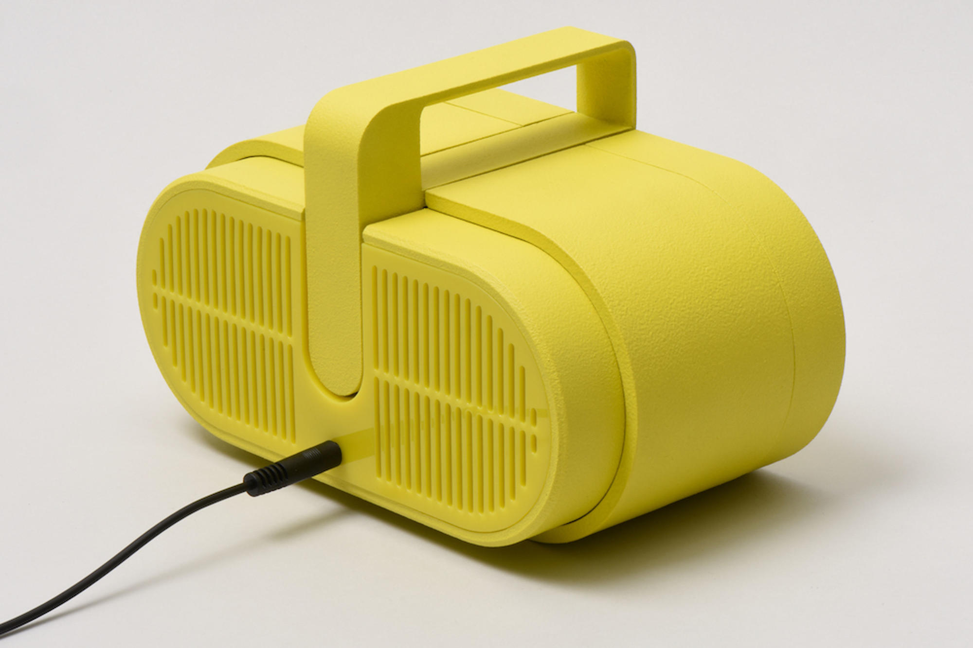 In der Boom-Box ist ein Bewegungssensor eingebaut, der Entfernungen zu Objekten in der Umgebung misst. So können sich Menschen nur über das Gehör orientieren – wie Fledermäuse.