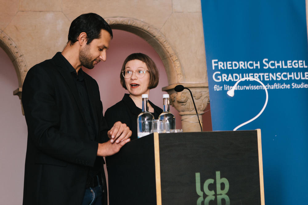 „Eine Festrede ist eine notorisch schwierige Gattung": Alumnus Roman Kuhn und die Stipendiatin des aktuellen Jahrgangs Barbara Bausch berichteten über die Friedrich Schlegel Graduiertenschule.